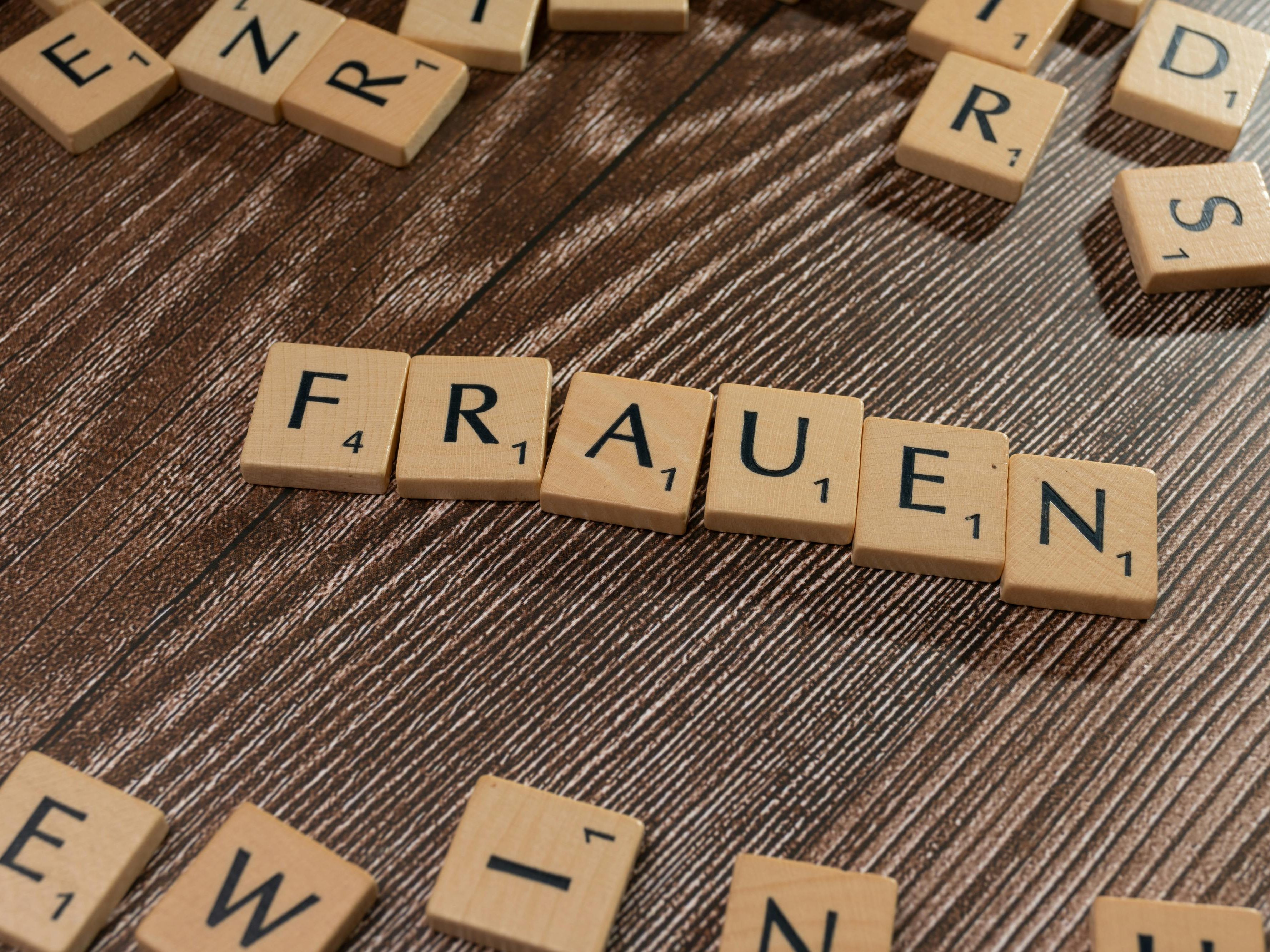 Ein Bild mit vielen Buchstaben. In der Mitte ergeben die Buchstaben das Wort Frauen